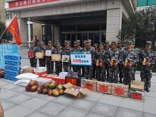 “八一建軍節”即將到來(lái)之際，市商會(huì )組織各企業(yè)前往部隊駐地慰問(wèn)